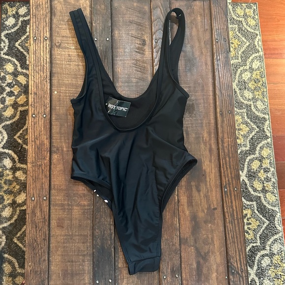 Ombré dripping skull one piece bathing suit size XSMALL hot topic NEW swim - Picture 2 of 5